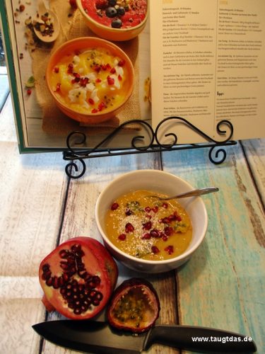 Buch und Fruchtbowl