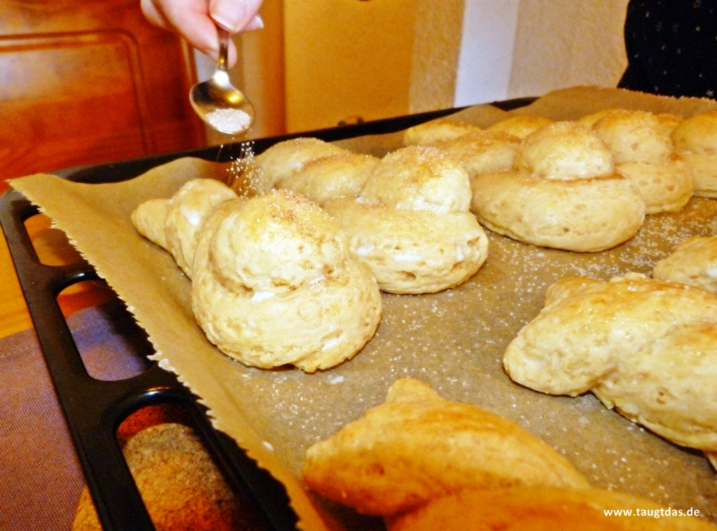 Dinkelhasen mit Zimt-Zucker bestreuen