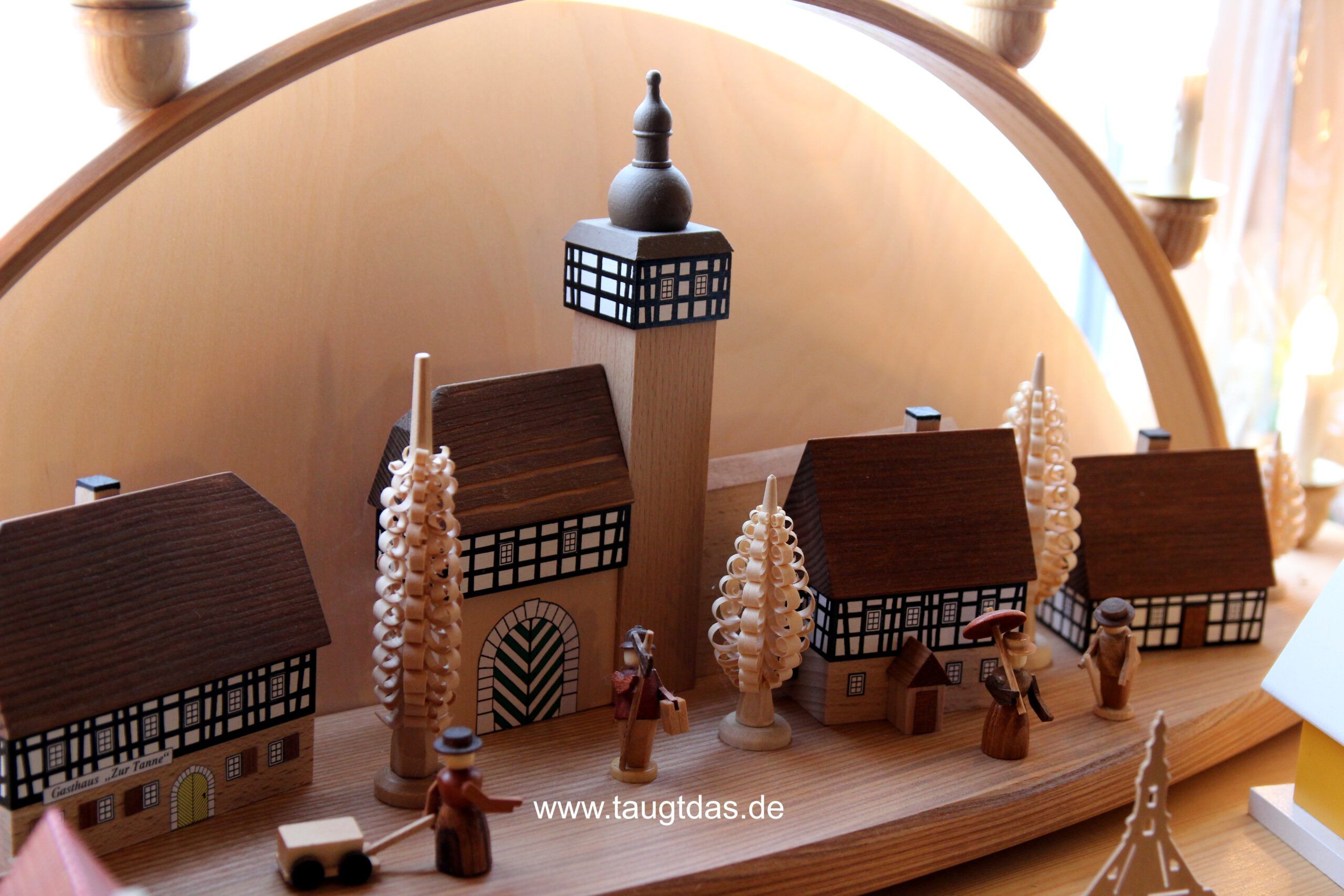 Häuser mit Figuren